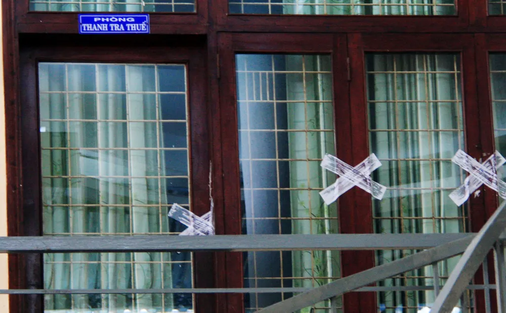 Tống đạt quyết định khởi tố Trưởng phòng Thanh tra thuế nhận hối lộ ảnh 2