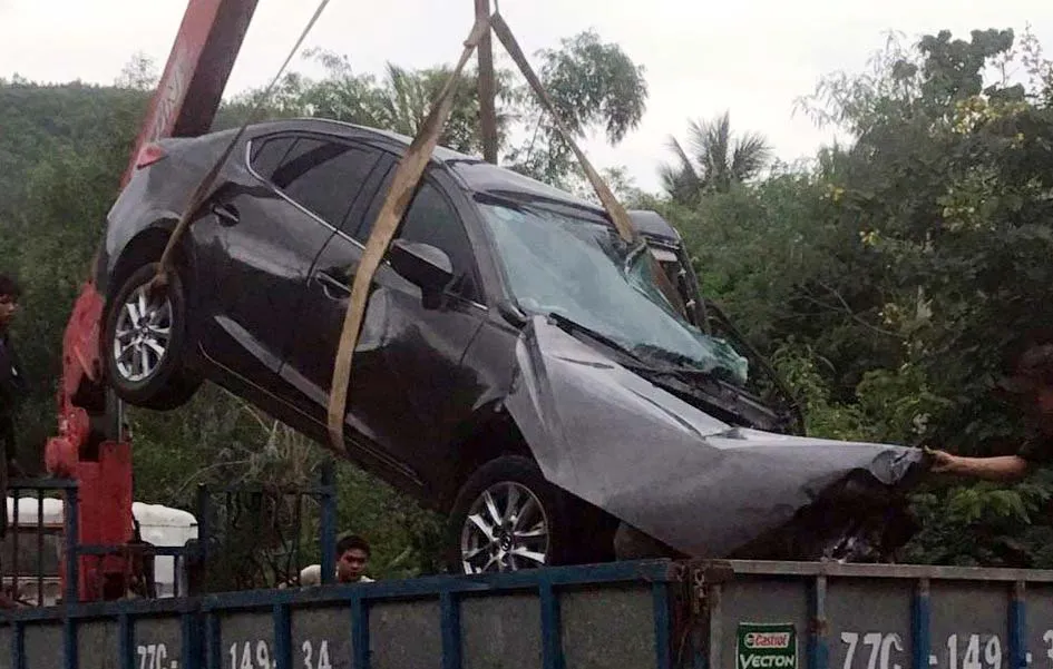 Lực lượng chức năng phải huy động xe cứu hộ cẩu chiếc ô tô 4 chỗ về trụ sở