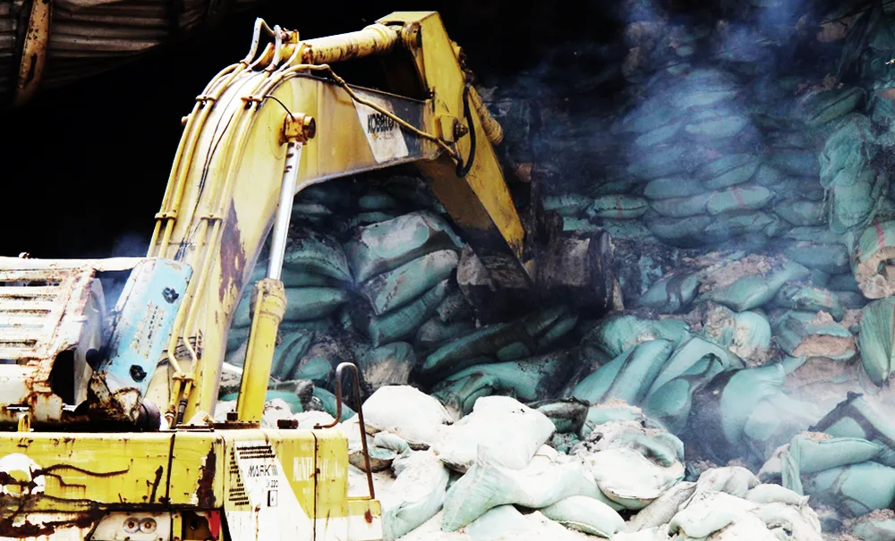 Đám cháy kinh hoàng thiêu rụi kho chứa bột mì ảnh 4