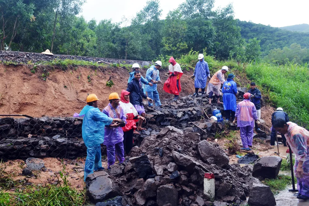 Phú Yên: Hàng trăm hộ dân chìm ngập trong biển lũ ảnh 2