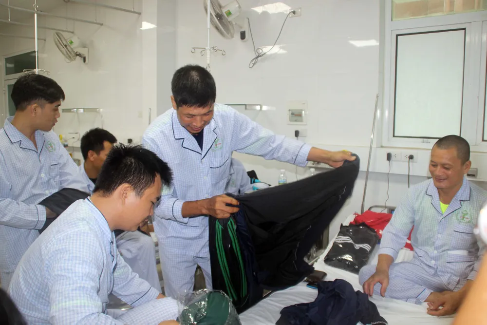 Đã cứu vớt được 80/99 thủy thủ gặp nạn trên biển Quy Nhơn, Bình Định ảnh 1