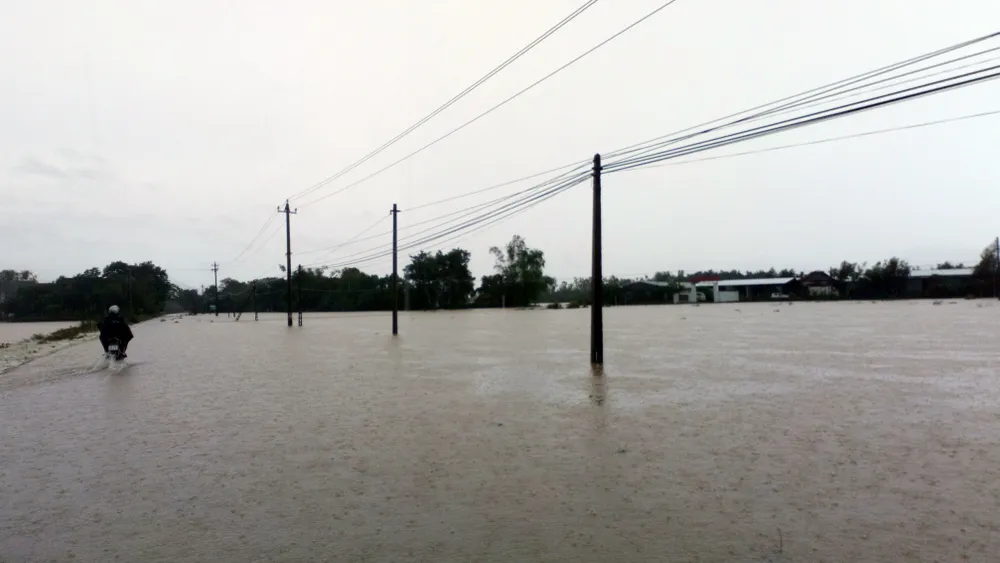 Bình Định: Lũ vây làng “nuốt” đường sá, hàng chục ngàn nhà dân bị cô lập ảnh 7