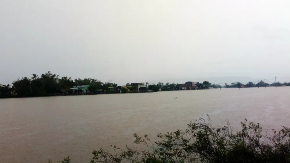 Bình Định: Lũ vây làng “nuốt” đường sá, hàng chục ngàn nhà dân bị cô lập ảnh 8