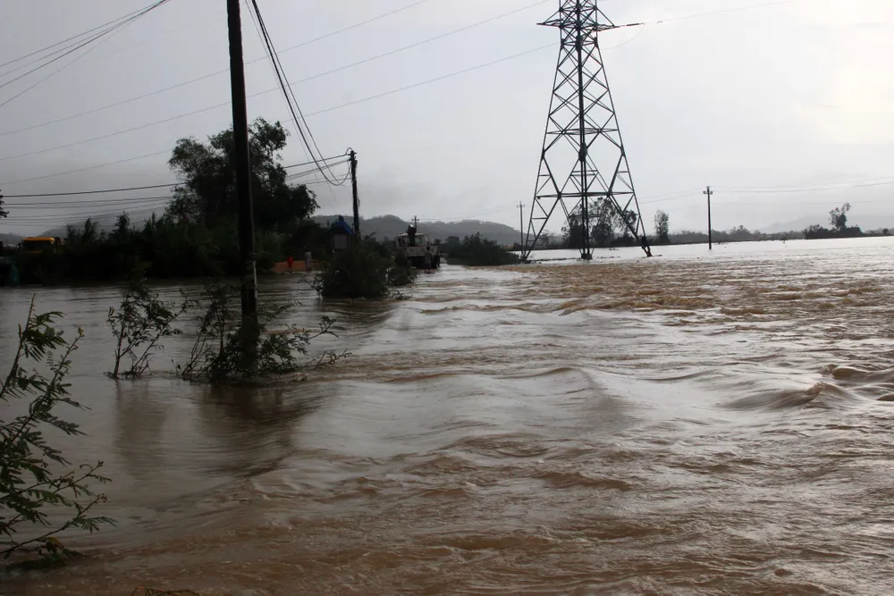 Bình Định: Lũ vây làng “nuốt” đường sá, hàng chục ngàn nhà dân bị cô lập ảnh 6