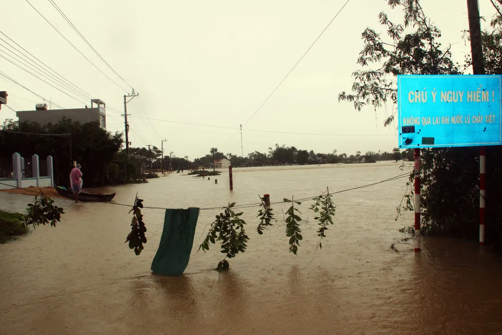 Bình Định: Lũ vây làng “nuốt” đường sá, hàng chục ngàn nhà dân bị cô lập ảnh 5