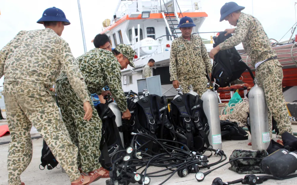 VIDEO: Biển Quy Nhơn động, vẫn chưa thể lặn tìm người mất tích  ảnh 7