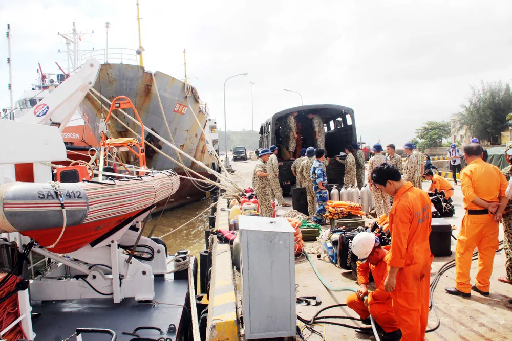 VIDEO: Biển Quy Nhơn động, vẫn chưa thể lặn tìm người mất tích  ảnh 4