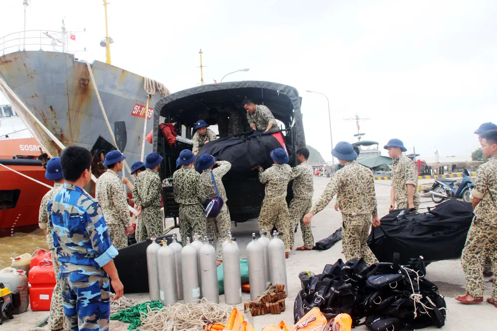 VIDEO: Biển Quy Nhơn động, vẫn chưa thể lặn tìm người mất tích  ảnh 5