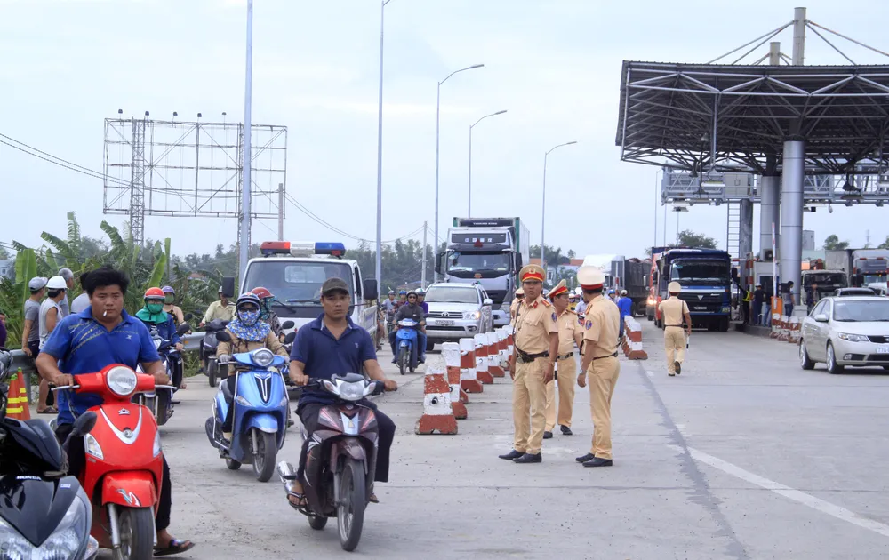 Bình Định: Nhiều tài xế xe dùng tiền lẻ mua vé qua trạm BOT gây ách tắc giao thông ảnh 2