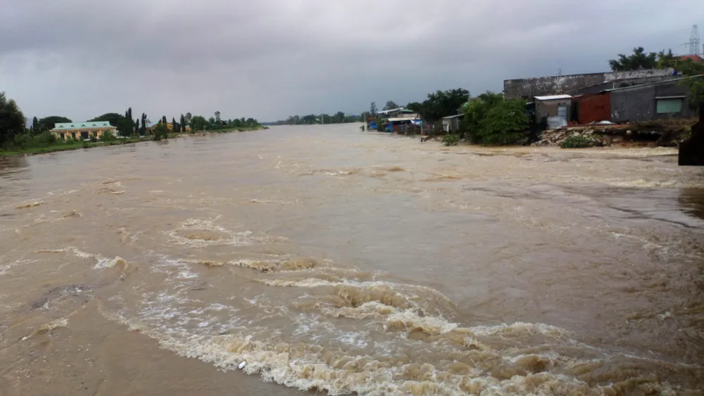 Lũ ồ ạt đổ về hạ du, gần 29.000 nhà dân bị ngập nước ảnh 10