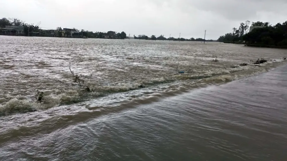 Lũ ồ ạt đổ về hạ du, gần 29.000 nhà dân bị ngập nước ảnh 8