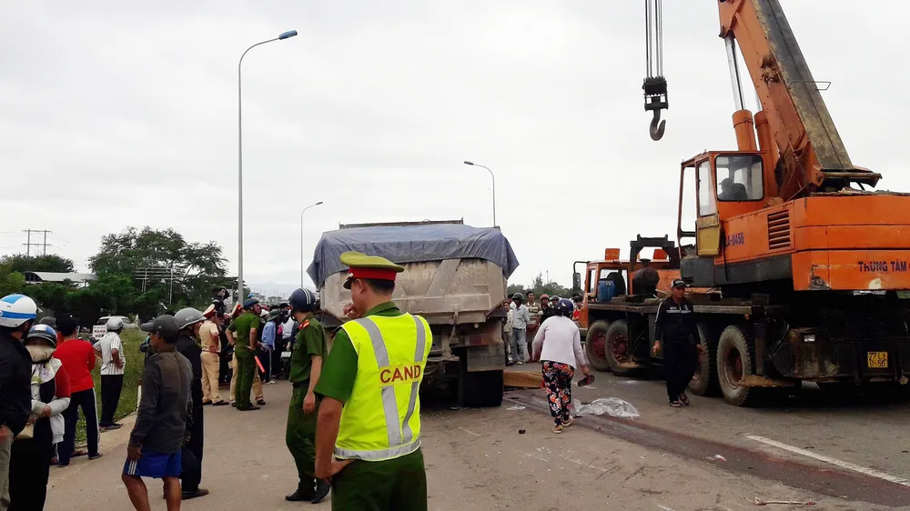 Xe ben tông xe mô tô, 2 người tử vong tại chỗ ảnh 1