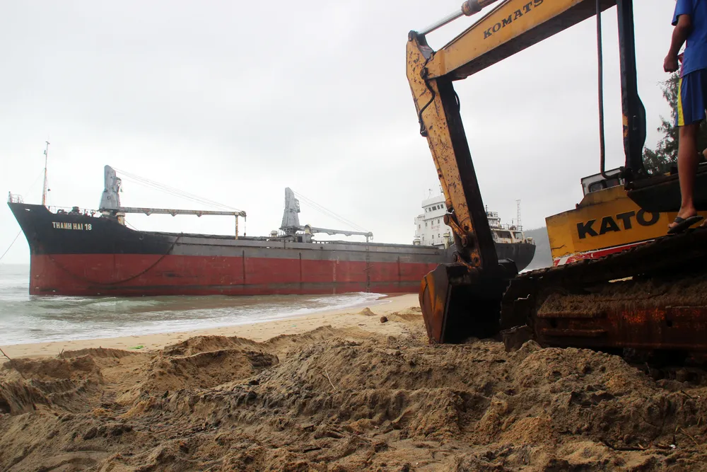 Cận cảnh cuộc giải cứu tàu đắm, mắc cạn ở vịnh Quy Nhơn ảnh 6