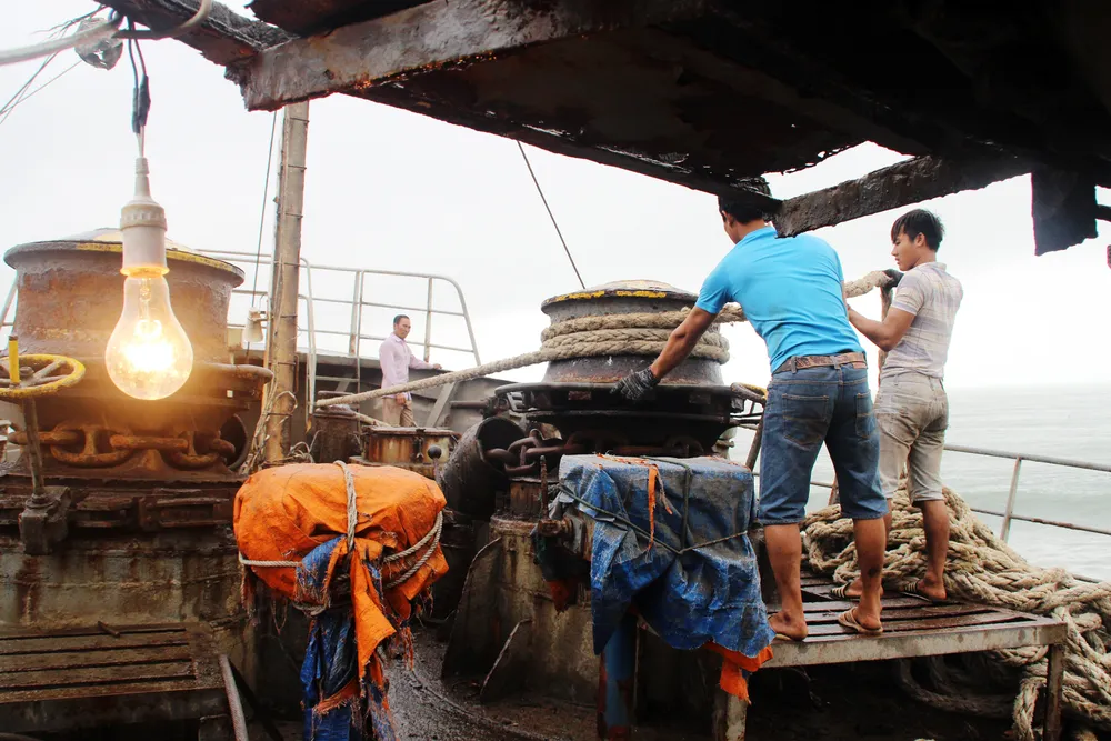 Cận cảnh cuộc giải cứu tàu đắm, mắc cạn ở vịnh Quy Nhơn ảnh 7