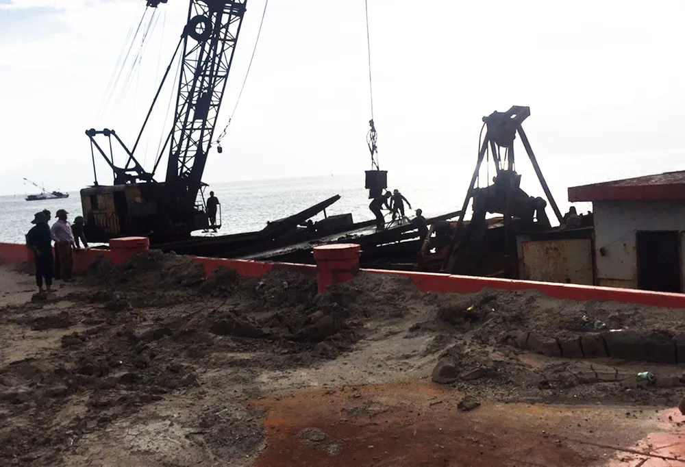 Cận cảnh cuộc giải cứu tàu đắm, mắc cạn ở vịnh Quy Nhơn ảnh 9