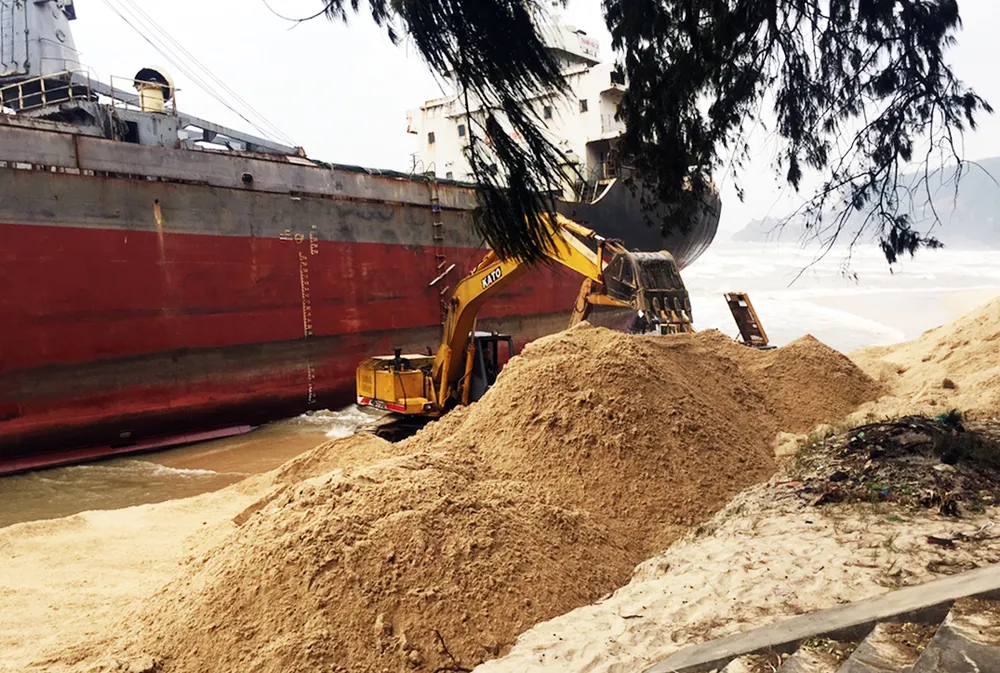 Cận cảnh cuộc giải cứu tàu đắm, mắc cạn ở vịnh Quy Nhơn ảnh 5
