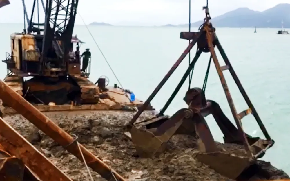 Cận cảnh cuộc giải cứu tàu đắm, mắc cạn ở vịnh Quy Nhơn ảnh 11