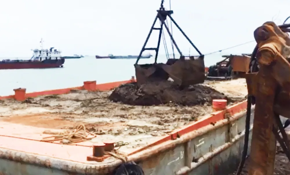 Cận cảnh cuộc giải cứu tàu đắm, mắc cạn ở vịnh Quy Nhơn ảnh 10