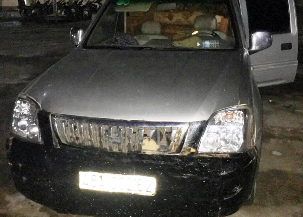 Bắt xe ô tô 2 biển số chở gỗ lậu trong đêm ảnh 2