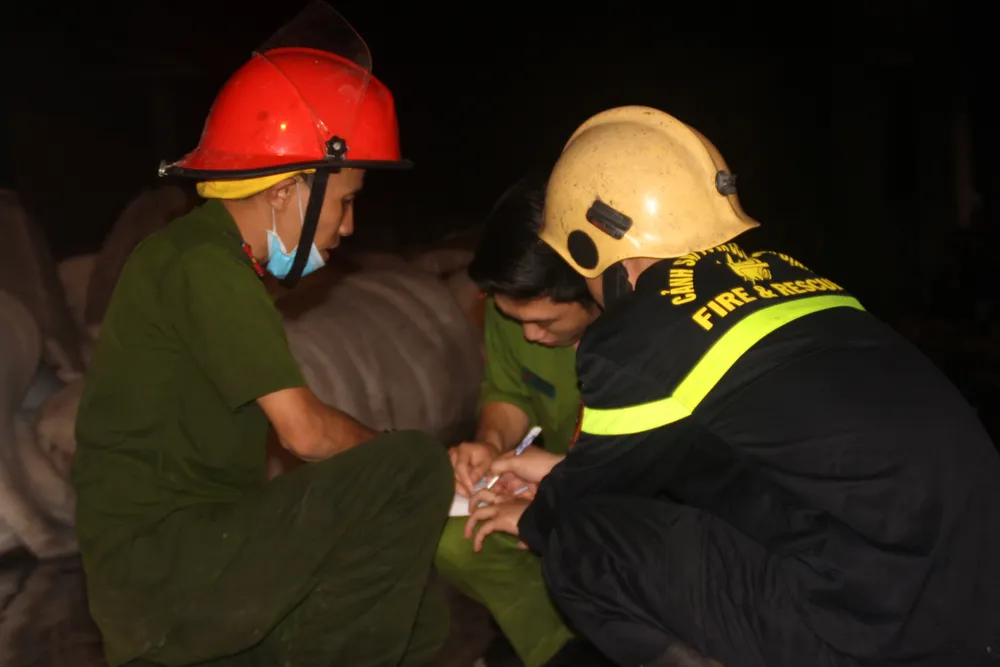 Lửa thiêu rụi 2 nhà xưởng của công ty may ở Khu công nghiệp Phú Tài, Bình Định ảnh 7