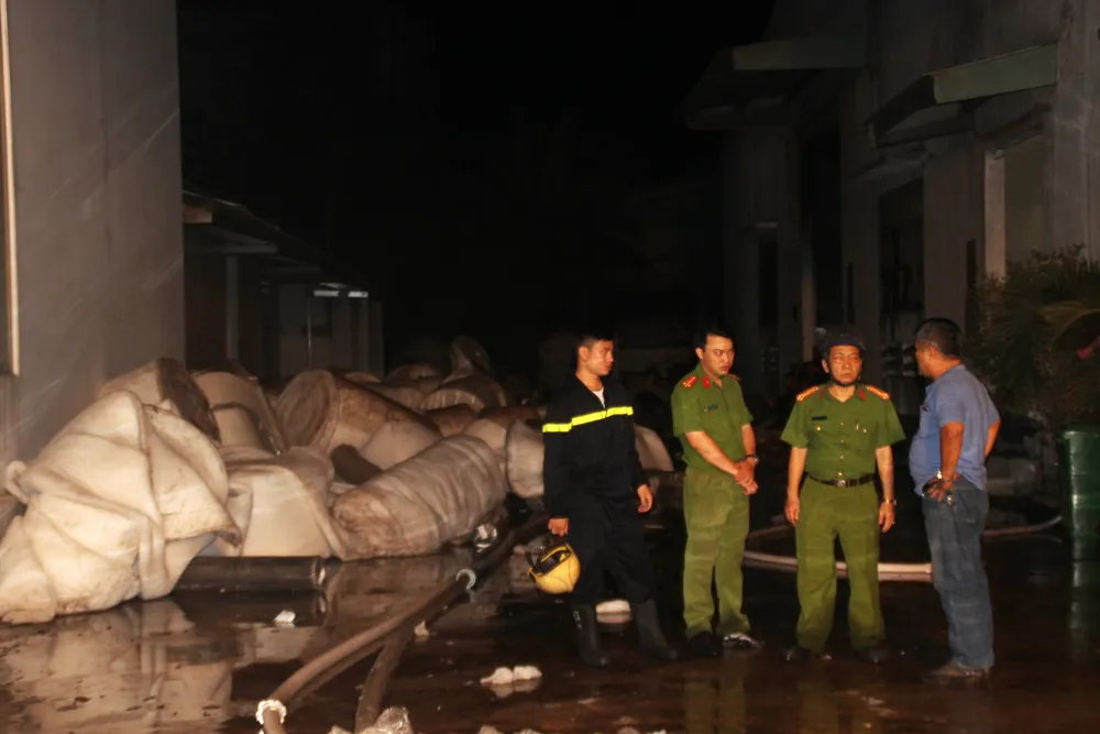 Lửa thiêu rụi 2 nhà xưởng của công ty may ở Khu công nghiệp Phú Tài, Bình Định ảnh 8