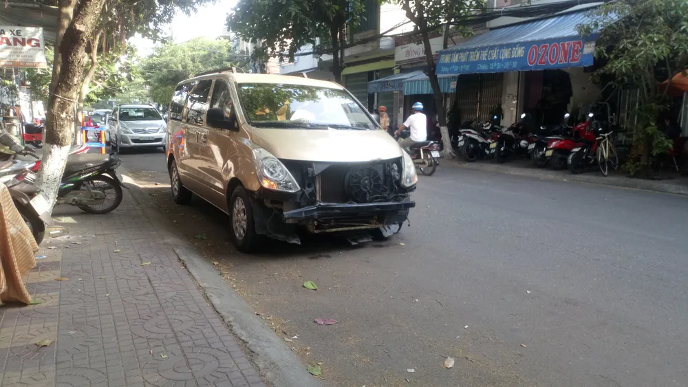 Tông vào nhà dân, xe ô tô 7 chỗ nhanh chóng rời khỏi hiện trường  ảnh 2