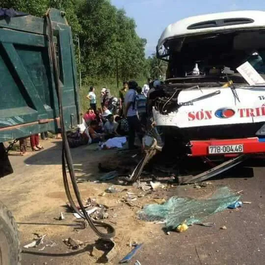 Xe khách tông vào xe tải khiến 2 cháu nhỏ tử vong ảnh 4