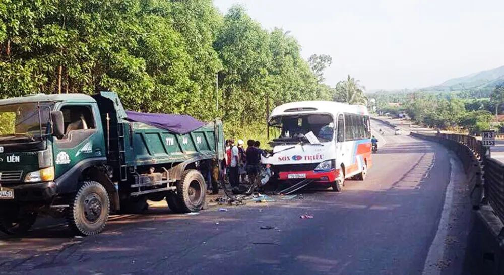 Xe khách tông vào xe tải khiến 2 cháu nhỏ tử vong ảnh 3