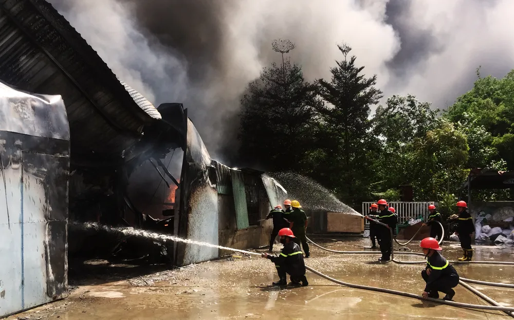 Cận cảnh hiện trường vụ cháy kinh hoàng thiêu rụi nhà xưởng tại Bình Định ảnh 10