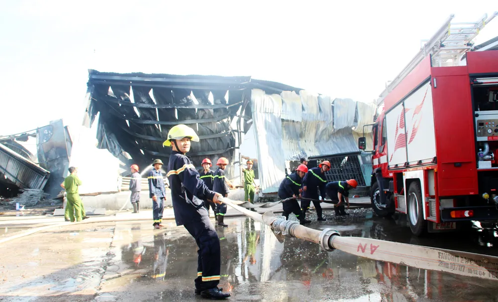 Cận cảnh hiện trường vụ cháy kinh hoàng thiêu rụi nhà xưởng tại Bình Định ảnh 11