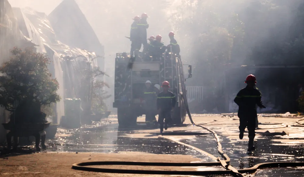 Cận cảnh hiện trường vụ cháy kinh hoàng thiêu rụi nhà xưởng tại Bình Định ảnh 2