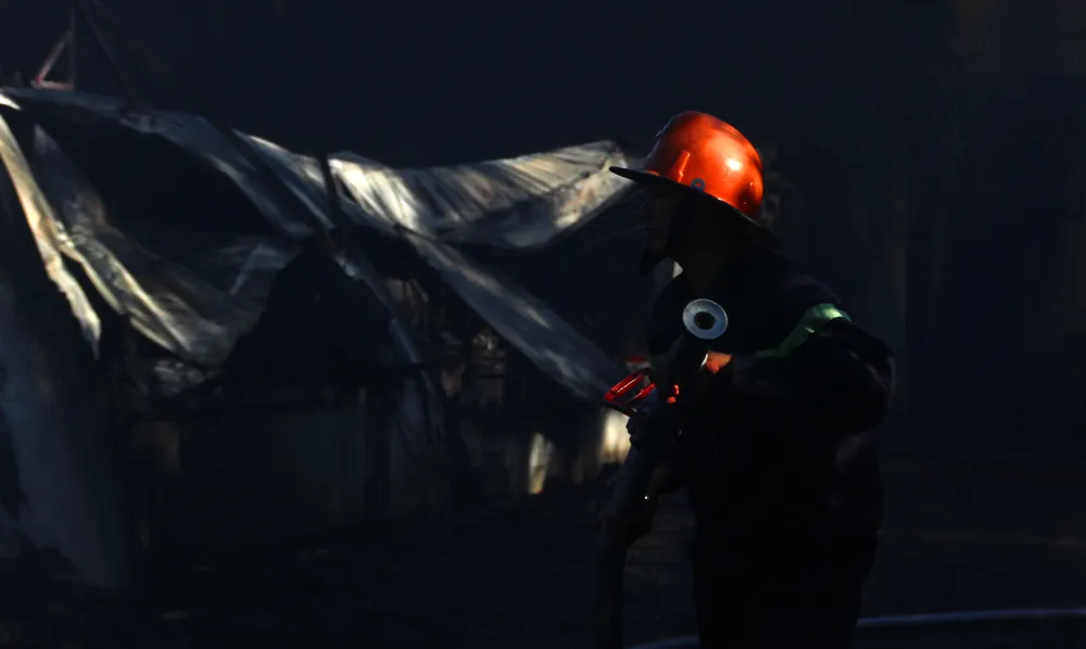 Cận cảnh hiện trường vụ cháy kinh hoàng thiêu rụi nhà xưởng tại Bình Định ảnh 12