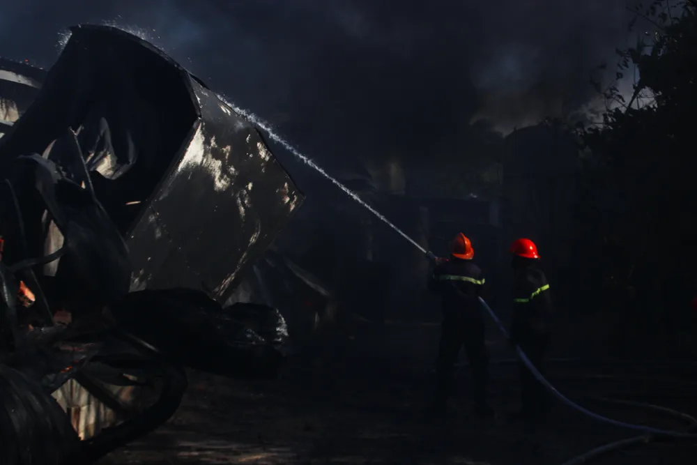 Cận cảnh hiện trường vụ cháy kinh hoàng thiêu rụi nhà xưởng tại Bình Định ảnh 13