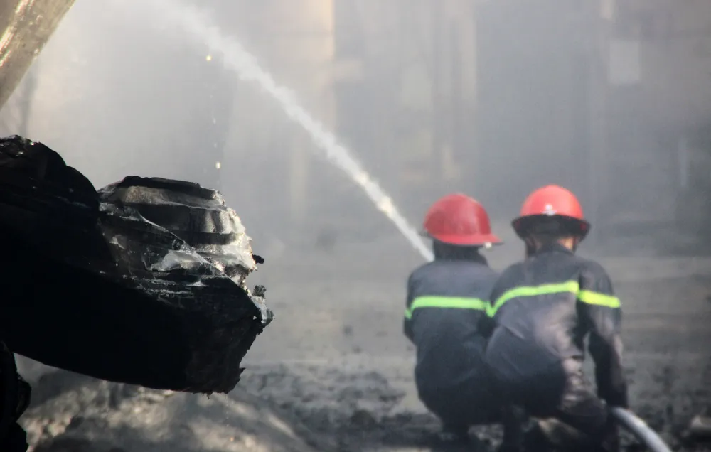 Cận cảnh hiện trường vụ cháy kinh hoàng thiêu rụi nhà xưởng tại Bình Định ảnh 8