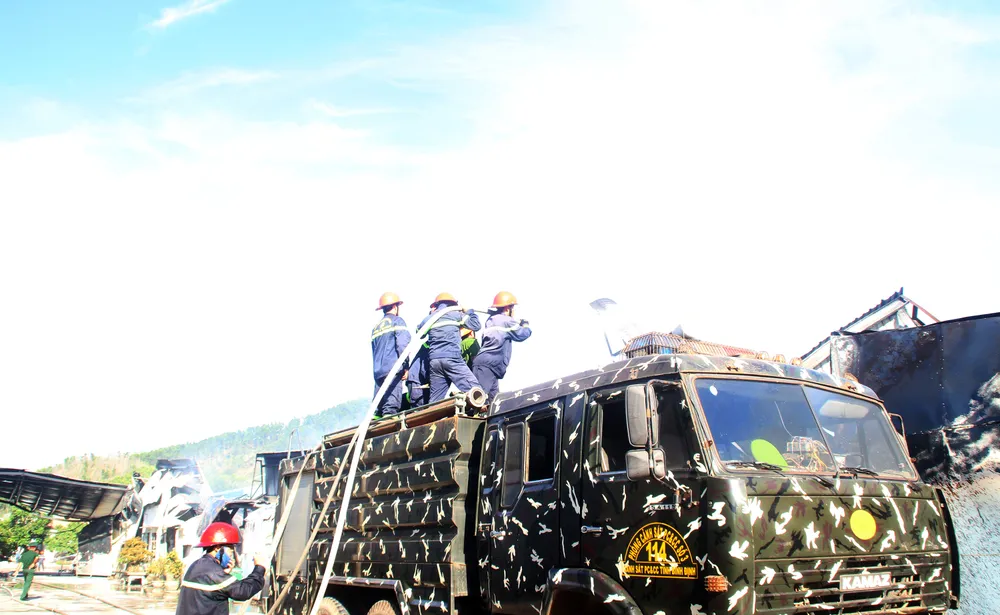 Cận cảnh hiện trường vụ cháy kinh hoàng thiêu rụi nhà xưởng tại Bình Định ảnh 15