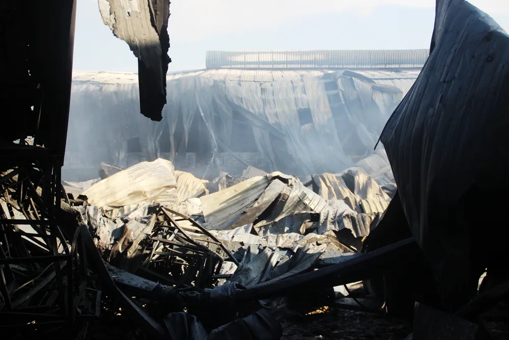 Cận cảnh hiện trường vụ cháy kinh hoàng thiêu rụi nhà xưởng tại Bình Định ảnh 14