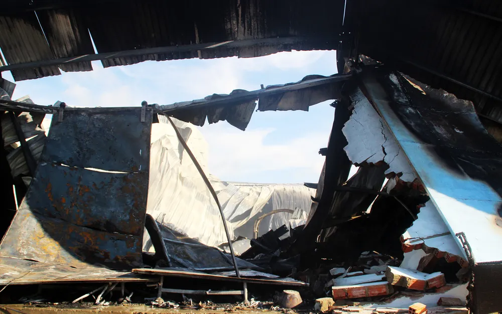 Cận cảnh hiện trường vụ cháy kinh hoàng thiêu rụi nhà xưởng tại Bình Định ảnh 17