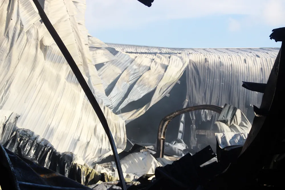 Cận cảnh hiện trường vụ cháy kinh hoàng thiêu rụi nhà xưởng tại Bình Định ảnh 16