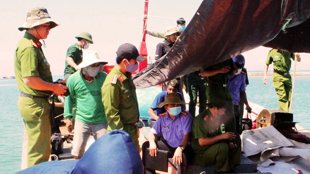 Cơ quan chức năng khám nghiệm hiện trường. Ảnh: NG.TƯ