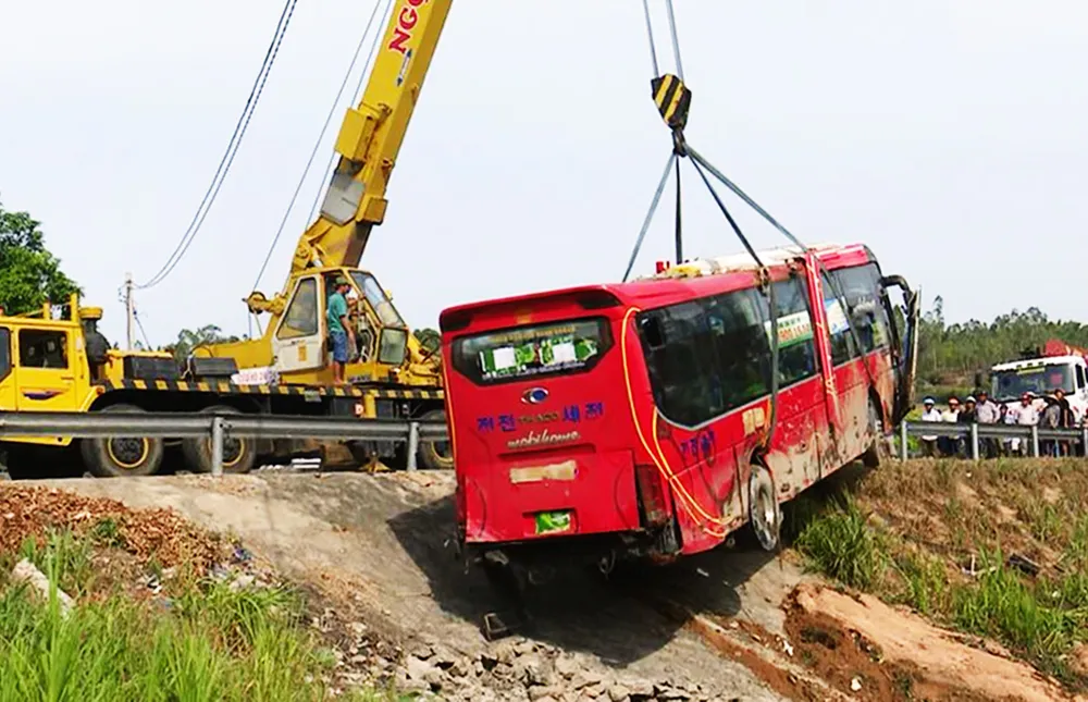 Xe khách giường nằm mất lái lao xuống ruộng lầy, 4 người bị thương ảnh 1