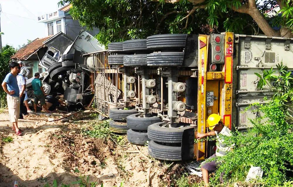 Xe đầu kéo tông sập nhà, cả gia đình đang ngủ bị thương nặng