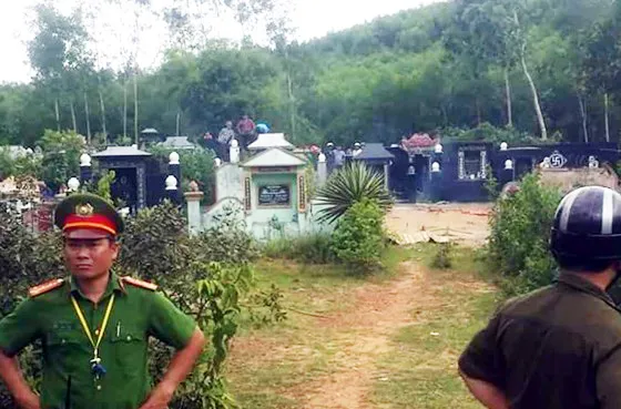Chồng bị tâm thần giết vợ, con và bố ruột trong nghĩa địa ảnh 1