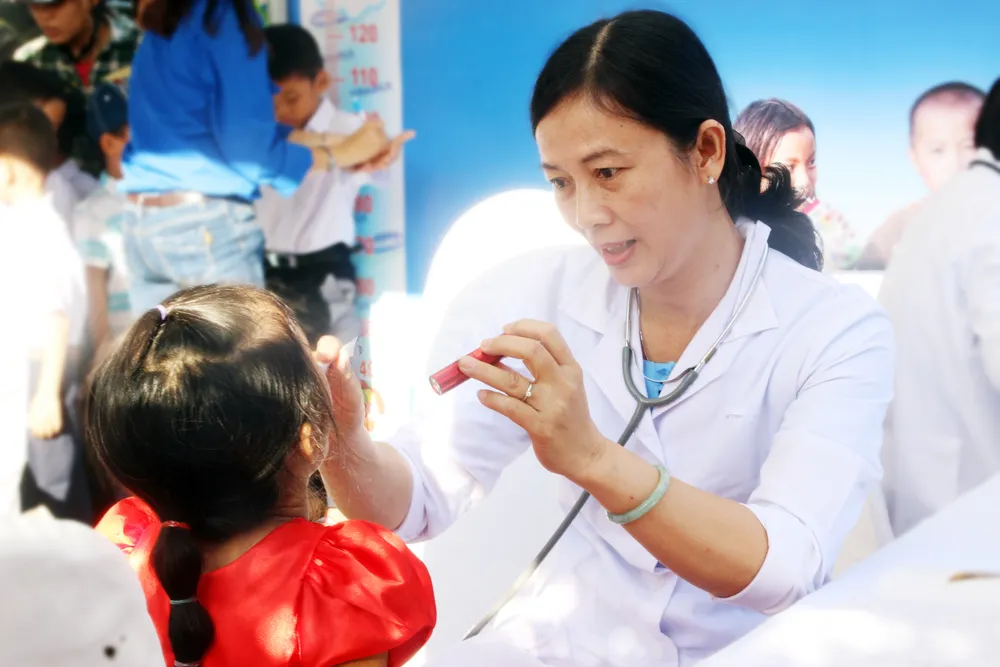 Phó Chủ tịch nước Đặng Thị Ngọc Thịnh trao quà cho 700 học sinh vùng lũ Bình Định ảnh 6