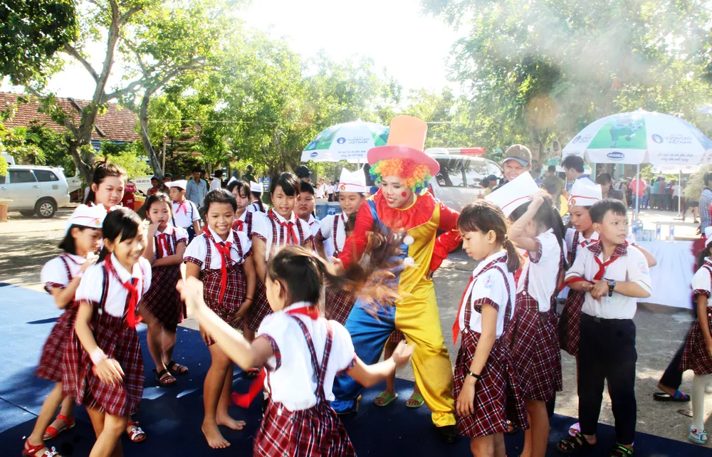 Phó Chủ tịch nước Đặng Thị Ngọc Thịnh trao quà cho 700 học sinh vùng lũ Bình Định ảnh 7