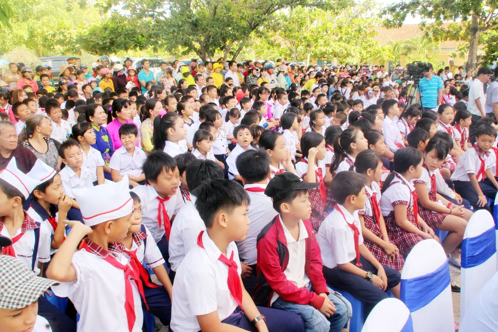 Phó Chủ tịch nước Đặng Thị Ngọc Thịnh trao quà cho 700 học sinh vùng lũ Bình Định ảnh 8