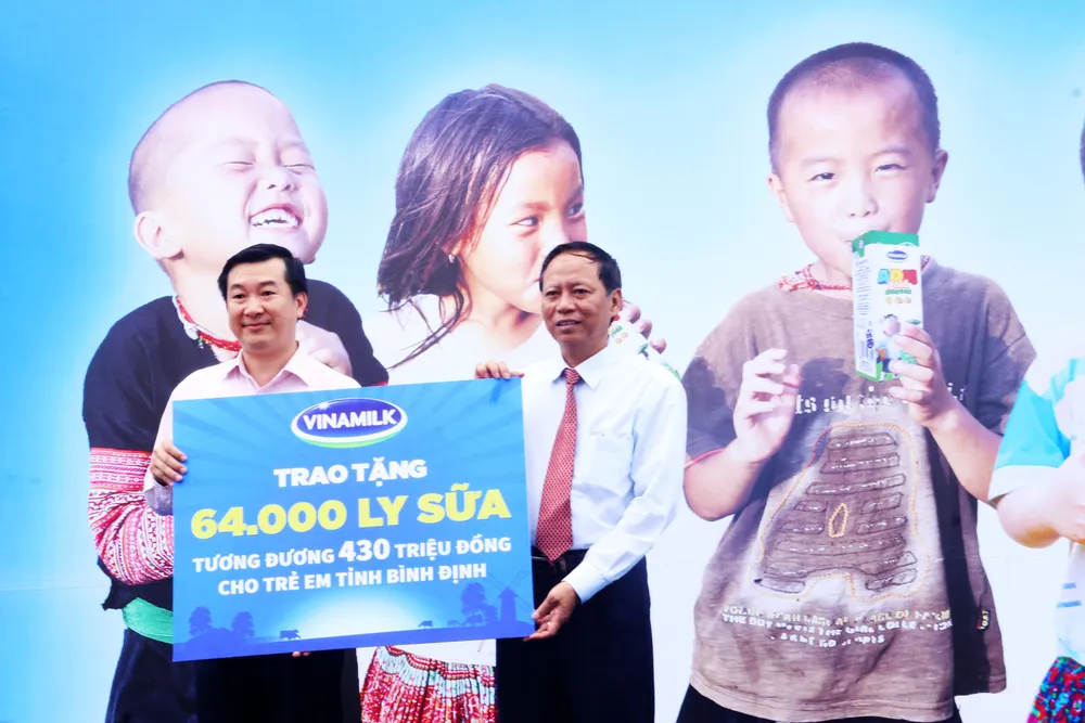 Phó Chủ tịch nước Đặng Thị Ngọc Thịnh trao quà cho 700 học sinh vùng lũ Bình Định ảnh 4