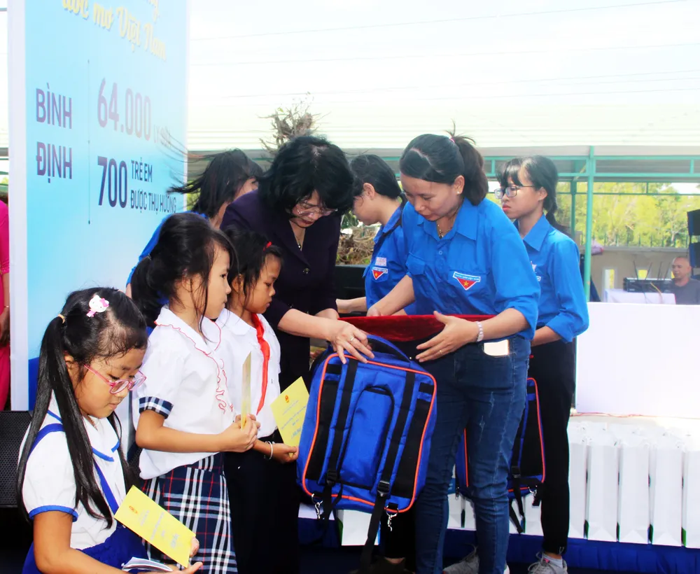 Phó Chủ tịch nước Đặng Thị Ngọc Thịnh trao quà cho 700 học sinh vùng lũ Bình Định ảnh 2