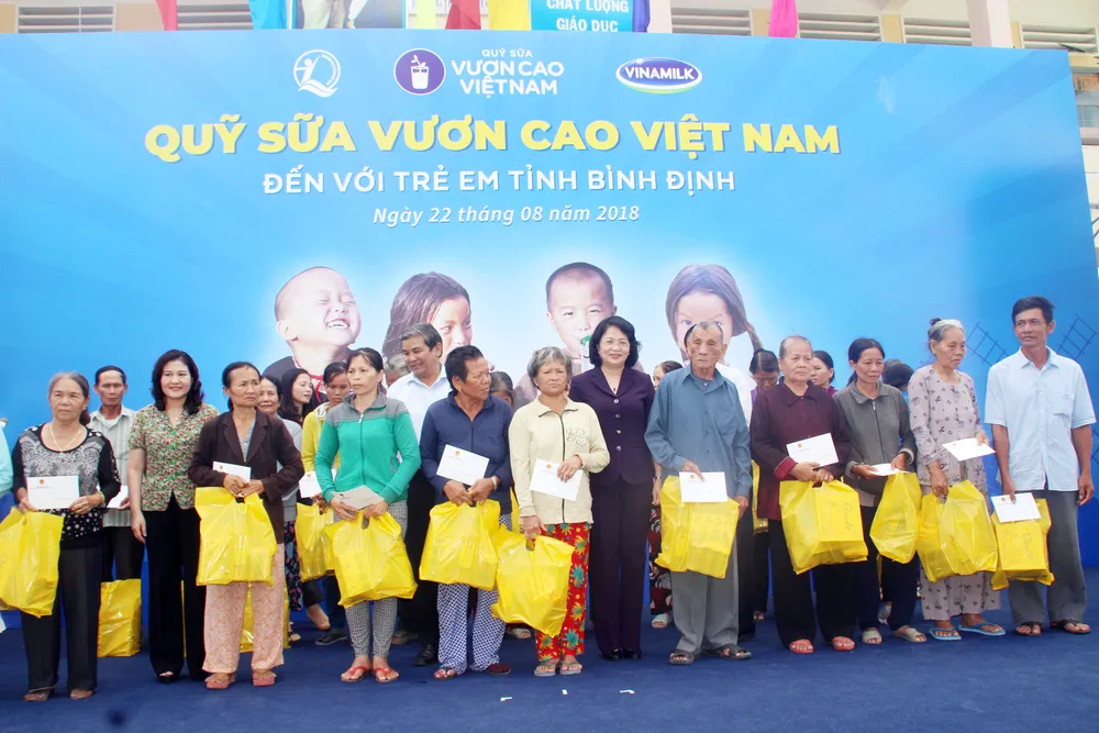 Phó Chủ tịch nước Đặng Thị Ngọc Thịnh trao quà cho 700 học sinh vùng lũ Bình Định ảnh 5