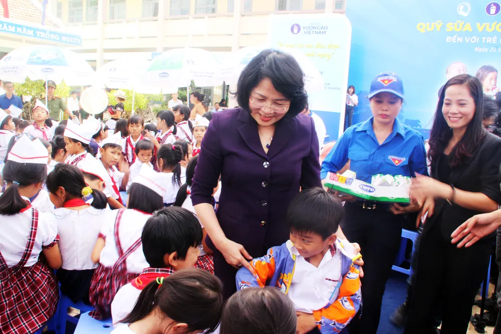 Phó Chủ tịch nước Đặng Thị Ngọc Thịnh trao quà cho 700 học sinh vùng lũ Bình Định ảnh 3