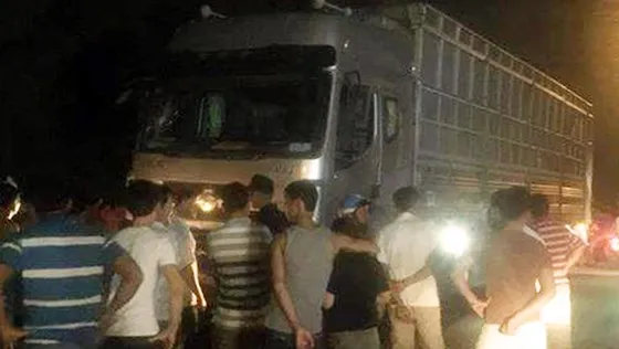 Người dân dựng barie bằng cây gỗ, đá chặn quốc lộ phản đối xe tải chạy ẩu ảnh 2